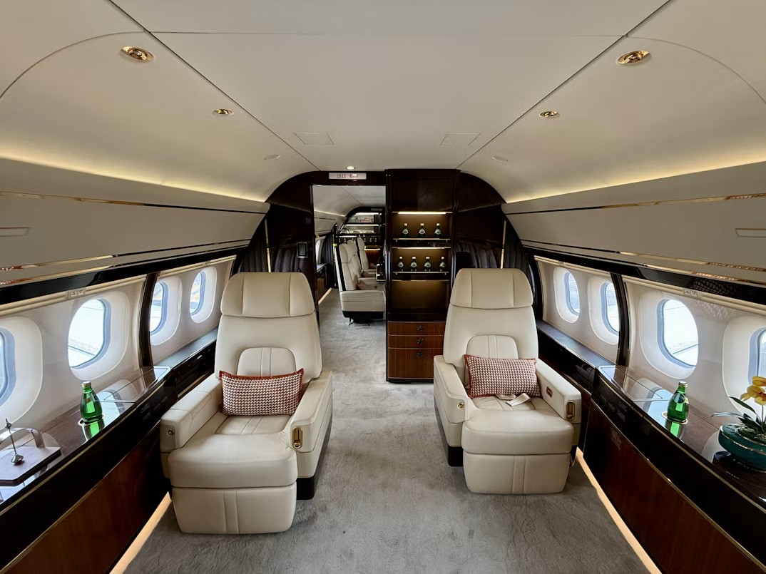 Salon d'un jet privé, fauteuils en cuir crème