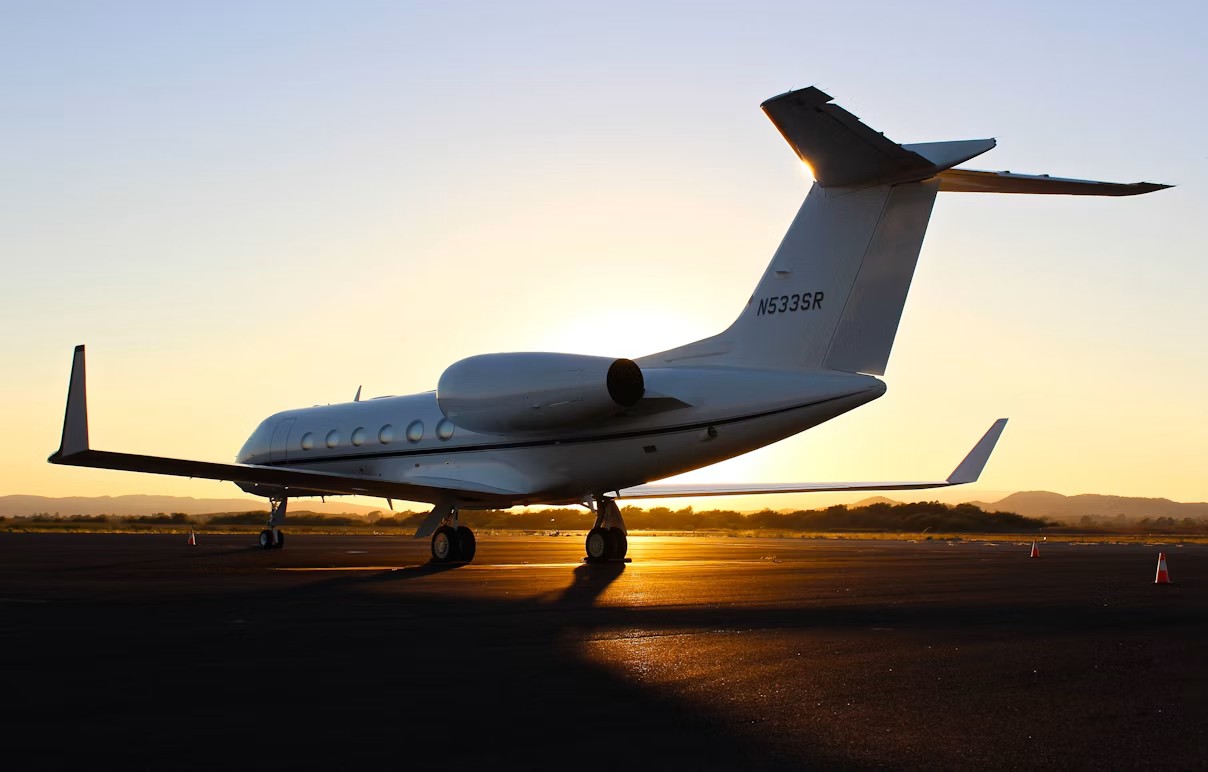 Jet d'affaires sur le tarmac au coucher du soleil